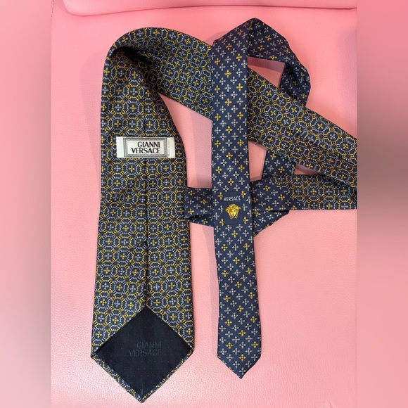 Vintage Gianni Versace Silk Tie Medusa Logo & Gold Geometric Detail - Picture 4 of 7